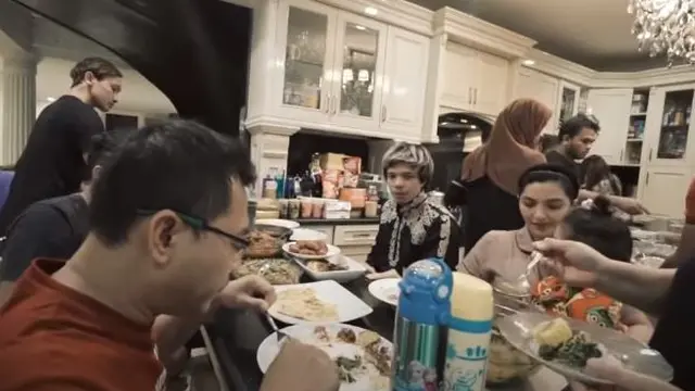 6 Potret Atta Halilintar Sahur Bareng Aurel Hermansyah, Sibuk Masak Telur Dadar