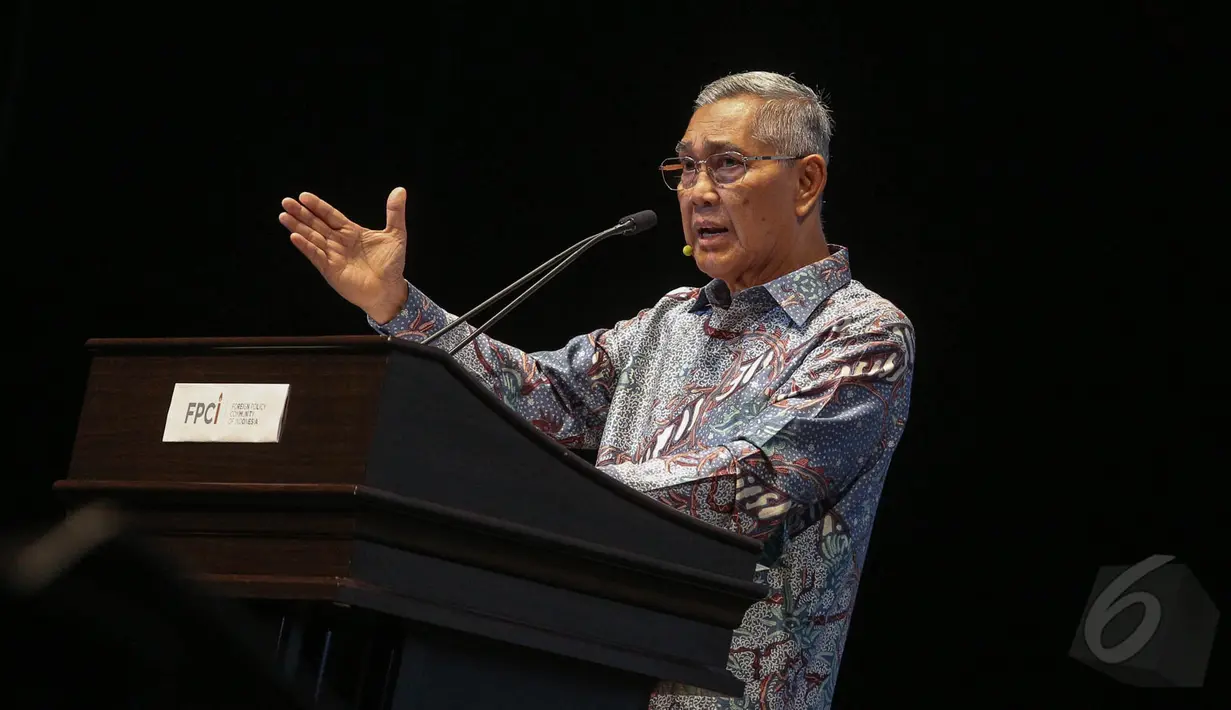 Wapres ke-6 Try Sutrisno saat menjadi orator Supermentor-6: Leaders, Jakarta, Minggu (17/5/2015). Orasi empat tokoh negarawan dalam rangka menyambut Hari Kebangkitan Nasional ke-107 (Liputan6.com/Faizal Fanani)