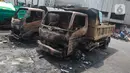 Kondisi sejumlah mobil proyek yang hangus terbakar saat unjuk rasa menolak pengesahan Undang-Undang Cipta Kerja di kawasan Senen, Jakarta, Jumat (9/10/2020). Unjuk rasa tersebut berakhir ricuh dan mengakibatkan sejumlah fasilitas umum rusak. (Liputan6.com/Angga Yuniar)