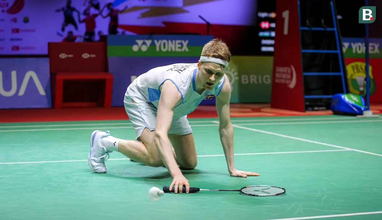 Pebulutangkis tunggal putra Denmark, Anders Antonsen gagal mengembalikan kok pada laga final Indonesia Masters 2024 melawan pebulutangkis Kanada, Brian Yang di Istora Senayan, Jakarta, Minggu (28/01/2024). (Bola.com/Bagaskara Lazuardi)
