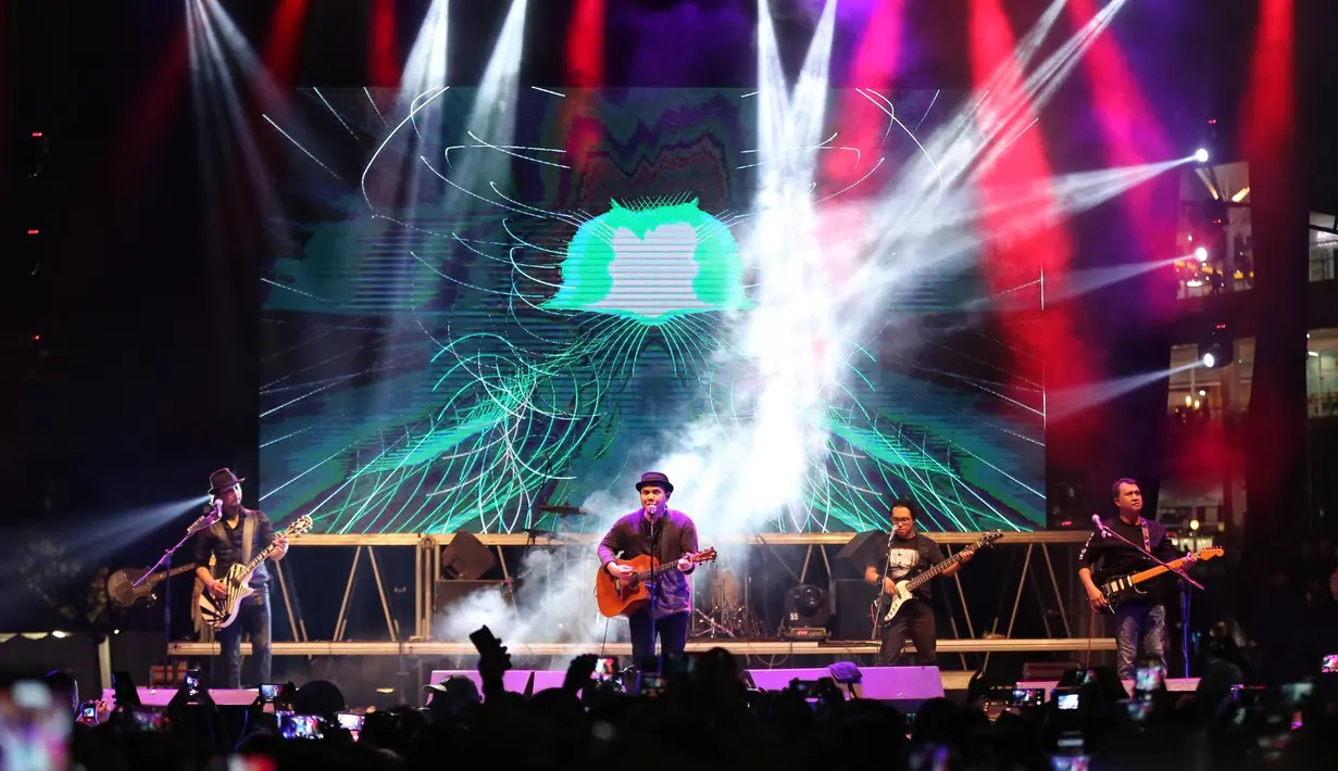 Selain HiVi, Naif dan sejumlah musisi lainnya, grup band Padi juga ikut tampil di MARKAS 2018 di Bintaro Xchange, Tangerang Selatan, Minggu (29/4/2018). Berhasil memikat penonton, Padi ajak penggemarnya nostalgia tahun 90an. (Adrian Putra/Bintang.com)