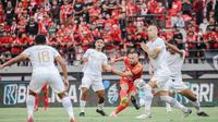 Striker Bali United, Ilija Spasojevic pada pertandingan kontra Dewa United di BRI Liga 1 2022/2023. (Maheswara Putra/Bola.com)