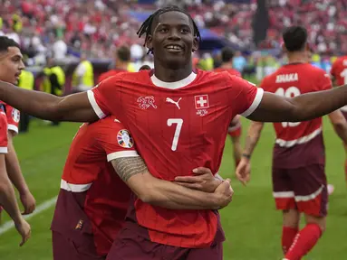 Timnas Swiss mengawali langkahnya di ajang Euro 2024 dengan memetik kemenangan 3-1 atas Hungaria di RheinEnergie Stadium, Cologne, Jerman, Sabtu (15/6/2024). Ketiga gol Swiss dicetak oleh Kwadwo Duah (12'), Michel Aebescher (45') dan Breel Embolo pada masa injury time babak kedua. Sementara satu-satunya gol Hungaria dihasilkan oleh Barnabas Varga pada menit ke-66. Hasil ini membuat Swiss sementara menempati posisi kedua di bawah Jerman yang sebelumnya menang 5-1 atas Skotlandia di partai pembuka. (AP Photo/Darko Vojinovic)
