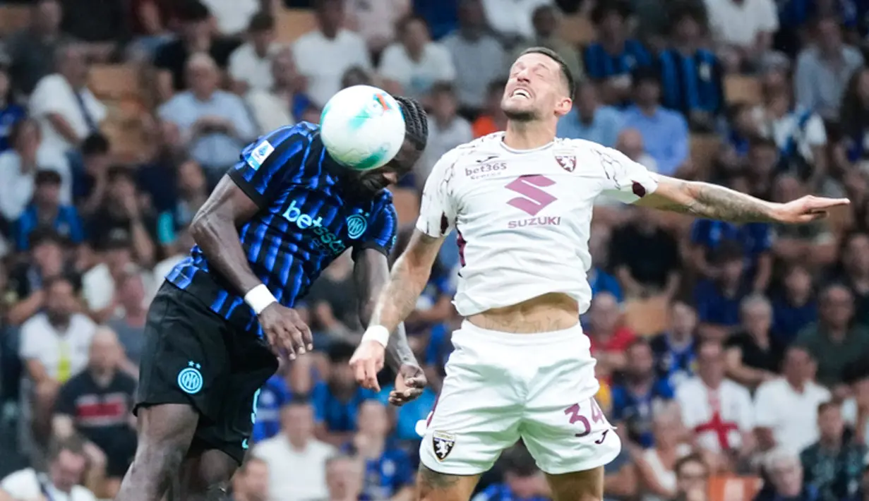 Pemain Inter Milan, Marcus Thuram, mencetak gol ke gawang Torino pada laga pekan perdana liga Italia di Stadion Giuseppe Meazza, Selasa (26/8/2025) dini hari WIB. (AP Photo/Luca Bruno)