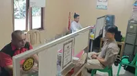 Personel Polres Bengkalis di Polsek Pinggir memeriksa seorang karyawan swasta dengan dugaan penghinaan terhadap lambang negara. (Liputan6.com/M Syukur)