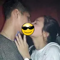 Foto ciuman Al Ghazali dengan kekasihnya Alyssa Daguise beredar di media social kembali hebohkan nitizen. Al mengaku foto itu diunggah oleh temannya. Ia Mengaku telah meminta maaf pada sang bunda, Maia Estianty. (Foto: Instagram)
