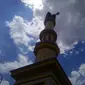 Pengibaran bendera di menara Masjid Hubbul Wathan Islamic Center, Mataram, NTB, menyambut pemberian gelar Pahlawan Nasional untuk pendiri Nahdlatul Wathan, Maulana Syekh TGKH Muhammad Zainuddin Abdul Madjid. (Liputan6.com/Hans Bahanan)