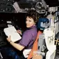 Pada 3 Februari 1995, Eileen Collins merupakan astronot wanita pertama yang mengemudikan pesawat ulang-alik, Discovery. (Dok: NASA)