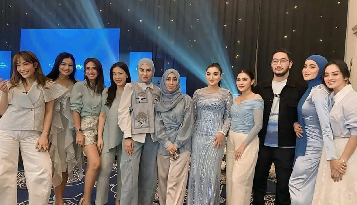 Ashanty baru saja meluncurkan skincare terbaru dengan mengadakan acara yang mengundang banyak artis menggunakan busana dress code baby blue. Misalnya Olla Ramlan mengenakan hijab biru gelap dipadukan long dress lengan panjang baby blue shimmer polos. [@amy_r_qanita]