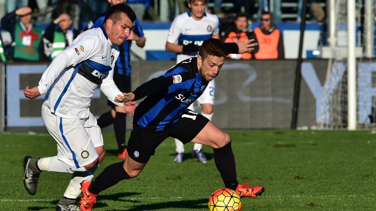 Gary Medel (kiri) tinggalkan Inter Milan. (AFP Photo/Giuseppe Cacace)