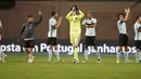Para pemain Belgiai memberikan salam kepada suporter usai kalah dari Portugal pada laga persahabatan di Stadion Magalhaes Pessoa, Leiria, Portugal, Rabu (30/3/2016) dini hari WIB. (REUTERS/Rafael Marchante)