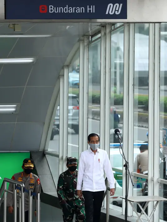 Presiden Joko Widodo bersiap memberikan keterangan usai meninjau kesiapan penerapan prosedur standar New Normal di Stasiun MRT Bundaran HI Jakarta, Selasa (26/5/2020). Jokowi meninjau kesiapan fasilitas umum di stasiun tersebut untuk mendukung tatanan new normal. (Tribunnews/Irwan Rismawan/Pool)