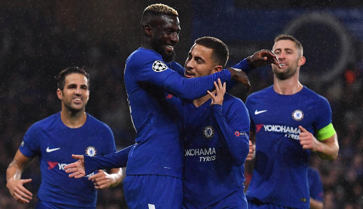 Para pemain Chelsea merayakan gol yang dicetak Tiemoue Bakayoko ke gawang Qarabag pada laga Liga Champions di Stadion Stamford Bridge, London, Selasa (12/9/2017). Chelsea menang 6-0 atas Qarabag. (AFP/Ben Stansall)
