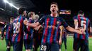 Pemain Barcelona, Sergio Roberto melakukan selebrasi setelah mencetak gol penyeimbang 1-1 ke gawang Real Madrid pada laga pekan ke-26 Liga Spanyol 2022/2023 di Camp Nou, Barcelona, Senin (20/03/2023). Blaugrana menang dengan skor 2-1 pada pertandingan yang bertajuk El Classico tersebut. (AFP/Josep Lago)