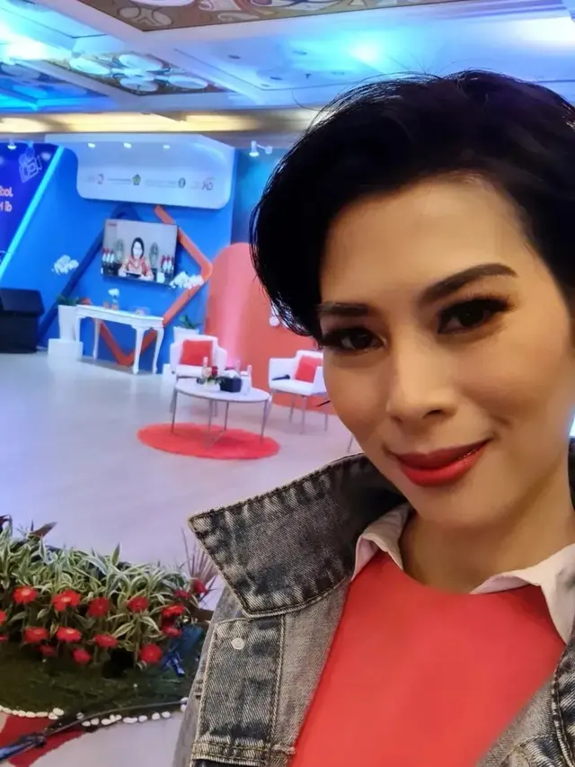 Pesona Anya Diwnov yang belum menikah di usia 40 tahun, padahal sudah satu dekade pacaran dengan sang kekasih