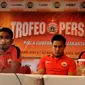 Saat jumpa pers di Jakarta pada Sabtu (28/12/13), pemain Persija Ramdani Lestaluhu (kiri) menyatakan akan tampil maksimal dan berusaha mempertahankan trofeo Persija untuk ketiga kalinya (Liputan6.com/Helmi Fithriansyah)
