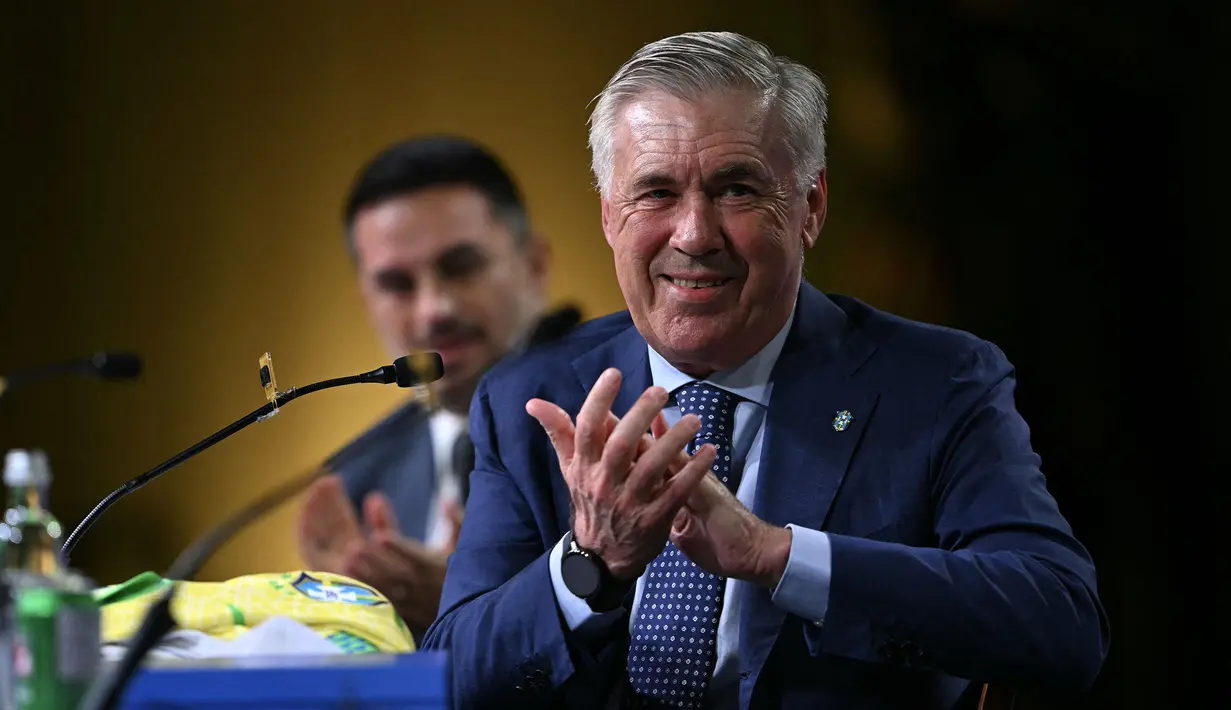 Carlo Ancelotti dalam acara perkenalan pelatih baru Timnas Brasil di sebuah hotel di Barra da Tijuca, Rio De Janeiro, Brasil, Senin (26/05/2025) waktu setempat. (AFP/Mauro Pimentel)