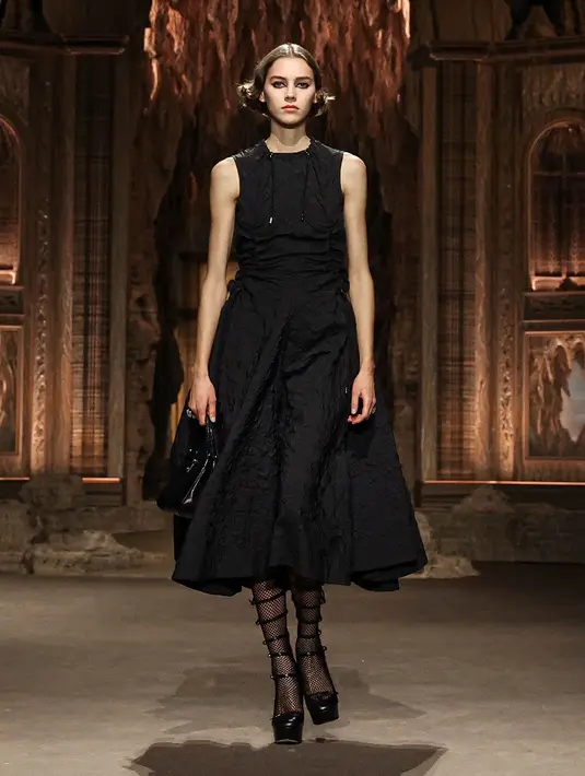 Sepatu hak ini menunjukkan kemiripan dengan bentuk pahatan yang dibuat Galliano untuk Dior pada tahun 2000-an. (Dok/DIOR).