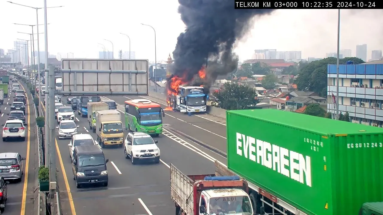 Sebuah bus yang membawa 58 anak Taman Kanak-Kanak (TK) terbakar di Jalan Tol Wiyoto Wiyono KM 03, Kelurahan Cipinang Besar Utara, Kecamatan Jatinegara, Jakarta Timur.