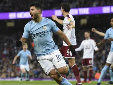 Striker Manchester City, Sergio Aguero, merayakan gol yang dicetaknya ke gawang Burnley pada laga Piala FA di Stadion Etihad, Manchester, Sabtu (6/1/2018). City menang 4-1 atas Burnley. (AFP/Oli Scarff)