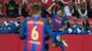 Ekspresi striker Barcelona, Luis Suarez, saat merayakan golnya ke gawang Sevilla pada laga lanjutan La Liga di Ramon Sanchez Pizjuan Stadium, Minggu (6/11/2016). (AFP/Jorge Guerrero)