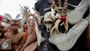 Pakaian adat suku Dayak Landak dalam Karnaval Katulistiwa di Pontianak, Kalimantan Barat, Sabtu (22/8/2015). Kegiatan ini dalam rangka memperingati Hari Ulang Tahun (HUT) ke-70 Kemerdekaan Republik Indonesia. (Liputan6.com/Faizal Fanani)