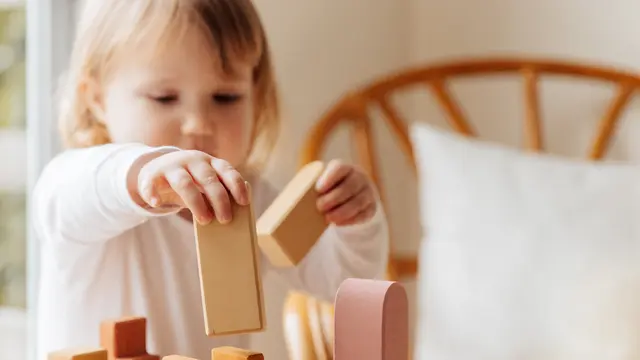 Contoh ilustrasi anak melakukan aktivitas sensory class