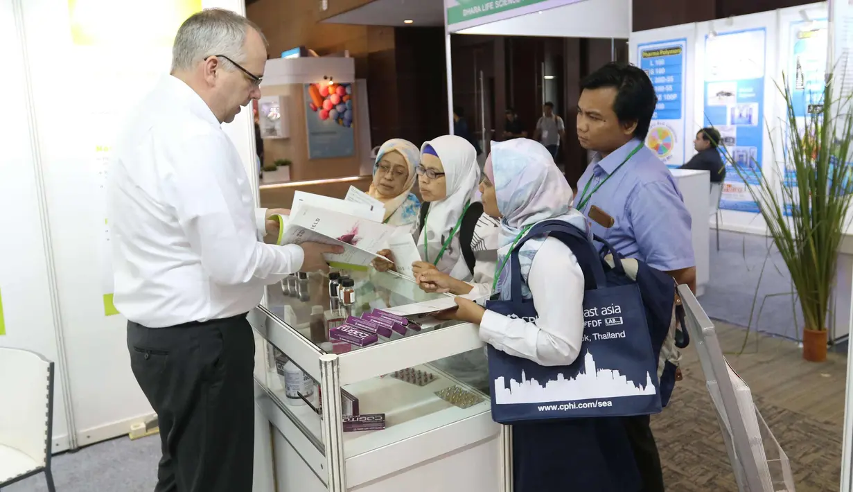 Pengunjung mendatangi stan pameran niaga bahan baku industri farmasi CPhI SEA 2018 di JIExpo Jakarta, Kamis (29/3). Pameran ini menghadirkan rangkaian lengkap rantai produksi farmasi dari bahan baku hingga formulasi terakhir. (Liputan6.com/Angga Yuniar)