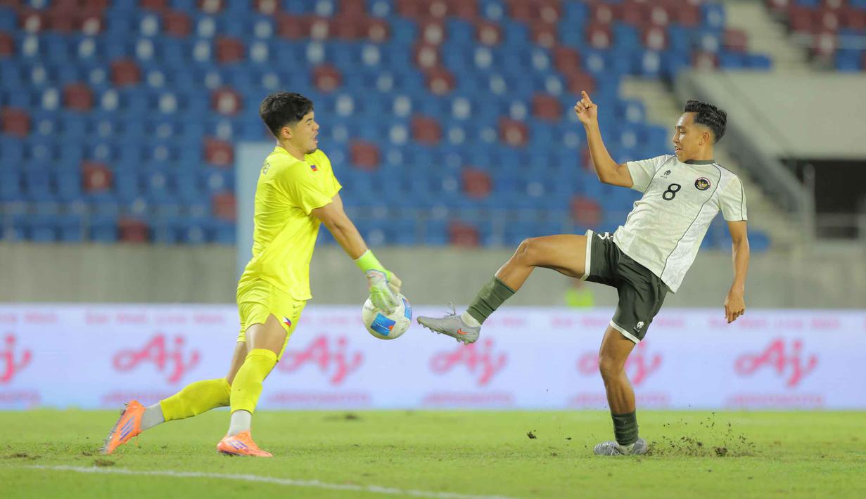Pertandingan antara Timnas Indonesia U-22 melawan Filipina berjalan cukup ketat dan sengit. Tampak dalam foto, pemain Timnas Indonesia U-22, Muhammad Rayhan Hannan (kanan) berhadapan dengan penjaga gawang Filipina, Nicholas Guimaraes, pada laga perdana Grup C SEA Games 2025 di Stadion 700th Anniversary, Chiang Mai, Thailand, Senin (8/12/2025). (Bola.com/Bagaskara Lazuardi)