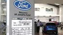 Suasana di salah satu dealer mobil Ford di Jakarta, Selasa (26/1). Ford memastikan para konsumen dapat tetap mengunjungi dealer Ford untuk layanan penjualan, servis, dan garansi hingga beberapa waktu ke depan di tahun ini. (Liputan6.com/Angga Yuniar)