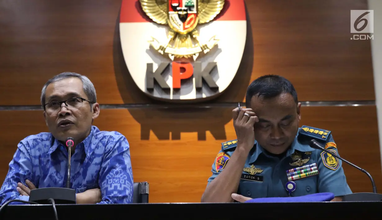 Wakil Ketua KPK, Alexander Marwata (kiri) memberi keterangan terkait penetapan tersangka baru dalam pengembangan kasus suap Bakamla di Gedung KPK, Jakarta, Rabu (31/7/2019). Ada empat tersangka baru terkait dugaan korupsi dalam pengadaan barang di Bakamla. (Liputan6.com/Helmi Fithriansyah)