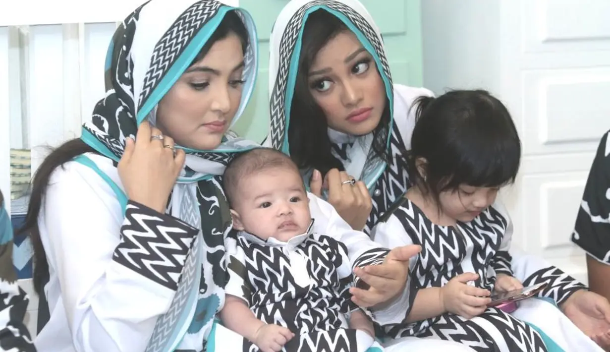 "Aku masih kuat loh. Anak-anak itu punya rezeki sendiri dari Yang Maha Kuasa," ucap Anang Hermansyah di Villa Cinere Mas, Tangerang Selatan, Minggu (12/2/2017). (Galih W.Satria/Bintang.com)