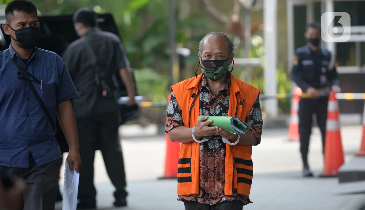 Mantan anggota DPRD Kota Bandung, Kadar Slamet berjalan akan menandatangani surat perpanjangan penahanan di Gedung KPK, Jakarta, Rabu (13/5/2020). Kadar tertangkap terkait dugaan korupsi pengadaan tanah untuk RTH di lingkungan Pemerintah Kota Bandung Tahun 2012-2013. (merdeka.com/Dwi Narwoko)