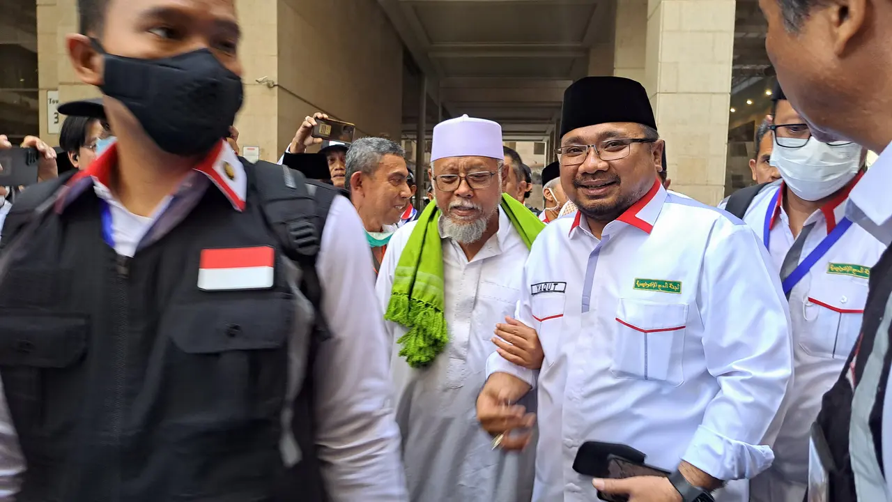 Menag Yaqut Cholil Qoumas melepas calon haji Indonesia berangkat ke Arafah dari Makkah, Kamis 7 Juli 2022. (Liputan6.com/Mevi Linawati)