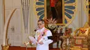 Putra Mahkota Maha Vajiralongkorn memberikan pidato saat acara suksesi raja baru Thailand, Kamis (1/12). Sang putra mahkota kini layak disebut Raja Vajiralongkorn, raja ke-10 dari dinasti Chakri. (REUTERS)