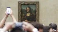 Pengunjung melihat lukisan Monalisa di Museum Louve, Paris, Rabu (29/6/2016). (Bola.com/Vitalis Yogi Trisna)