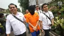 Tersangka melakukan adegan rekonstruksi pembunuhan pasutri di Benhil, Jakarta, Senin (9/10). 26 adegan dilakukan dalam rekonstruksi kasus yang menyebabkan tewasnya Zakaria Husni (57) dan istrinya Zakiya Husni (52). (Liputan6.com/Immanuel Antonius)