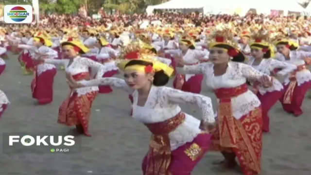 Ribuan penari pecahkan rekor MURI dengan gelar Tari Tenun massal di Pantai Petitenget, Badung, Bali.