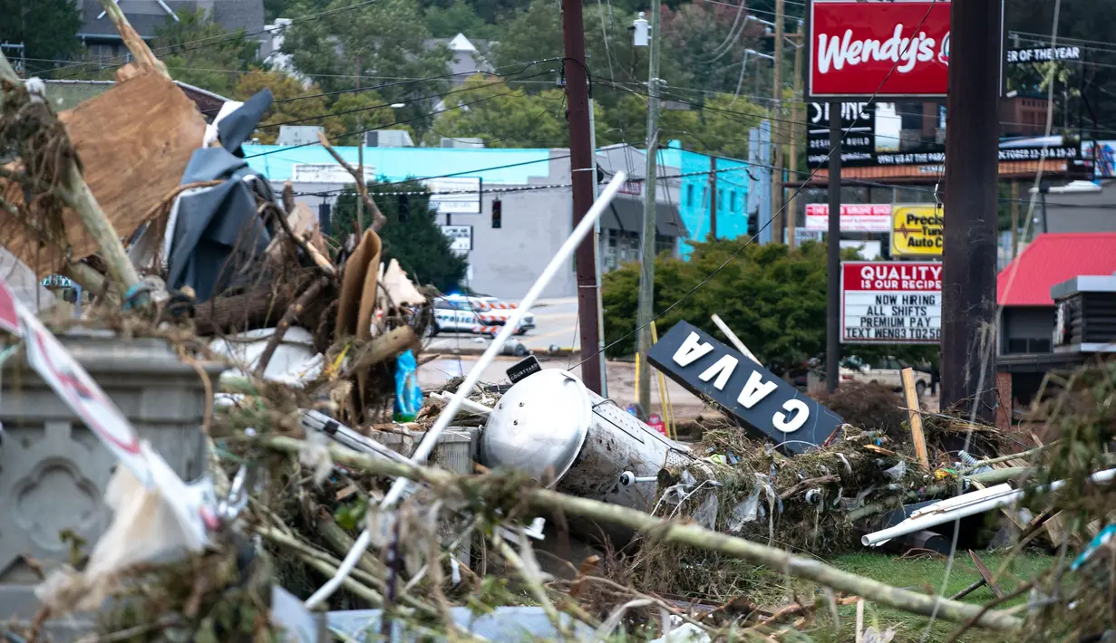 Kerusakan akibat badai di dekat Desa Biltmore setelah Badai Helene pada tanggal 28 September 2024 di Asheville, Carolina Utara. (Sean Rayford/GETTY IMAGES NORTH AMERICA/Getty Images via AFP)