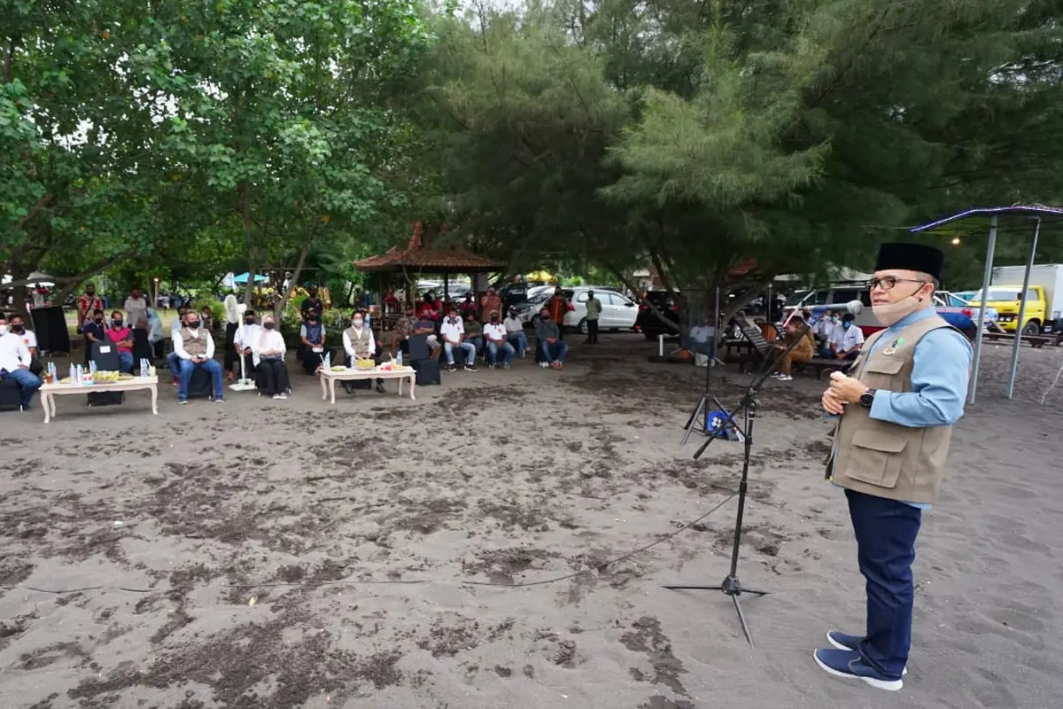 Bupati Anas Tinjau Penerapan Protokol Kesehatan di Pantai Cacalan Banyuwangi
