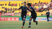 Selebrasi pemain Persela Lamongan, Silvio Escobar usai menjebol gawang Deltras FC pada lanjutan Pegadaian Liga 2 2023/2024, Selasa (10/10/2023). (Bola.com/Wahyu Pratama)