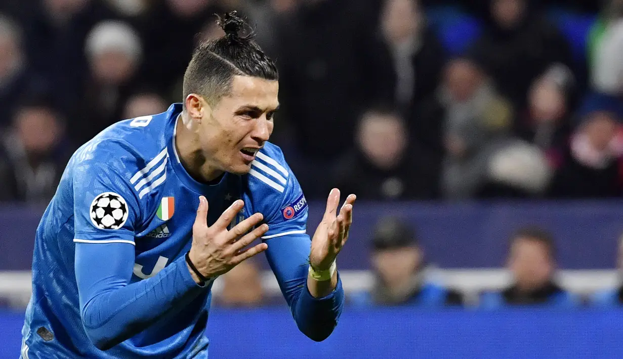 Striker Juventus, Cristiano Ronaldo, tampak kecewa usai ditaklukkan Lyon pada laga Liga Champions di Stadion Parc Olympique Lyonnais, Kamis (27/2/2020). Lyon menang 1-0 atas Juventus. (AFP/Philippe Desmazes)