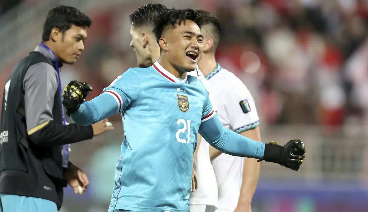 <p>Kiper Timnas Indonesia, Ernando Ari Sutaryadi merayakan kemenangan 1-0 atas Vietnam setelah berakhirnya laga kedua Grup D Piala Asia 2023 di Abdullah Bin Khalifa Stadium, Doha, Qatar, Jumat (19/1/2024). (AP Photo/Hussein Sayed)</p>
