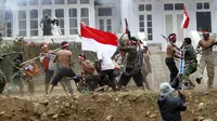 Suku Tengger Gelar Teatrikal Perobekan Bendera di Gunung Bromo (Liputan6.com/Dian Kurniawan)