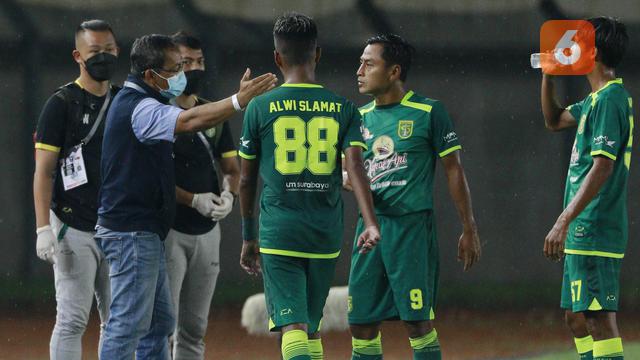 FOTO: 3 Gol Penalti Warnai Kemenangan Persebaya atas Persik 2-1 dalam Laga Grup C Piala Menpora 2021 - Aji santoso; Samsul Arif
