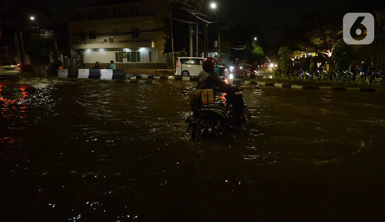 Pengendara motor melewati genangan banjir rob di kawasan Muara Baru, Jakarta, Sabtu (6/6/2020). BMKG menyebutkan potensi rob di Perairan Utara Jawa disebabkan kondisi pasang air laut yang cukup tinggi akibat fase bulan purnama dan potensi gelombang tinggi hingga 4 meter. (merdeka.com/Imam Buhori)