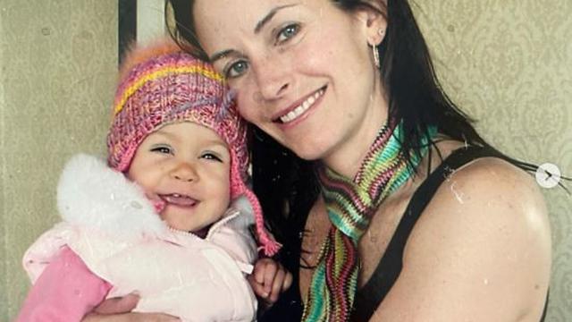 Courtney Cox Kapok Pakai Filler demi Terlihat Awet Muda