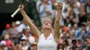 Petenis Rumania, Simona Halep melakukan selebrasi seusai mengalahkan petenis China, Shuai Zhang pada perempat final Grand Slam Wimbledon di London, Selasa (9/7/2019). Halep mengalahkan petenis non-unggulan asal China dengan memetik kemenangan 7-6, 6-1. (AP Photo/Tim Ireland)