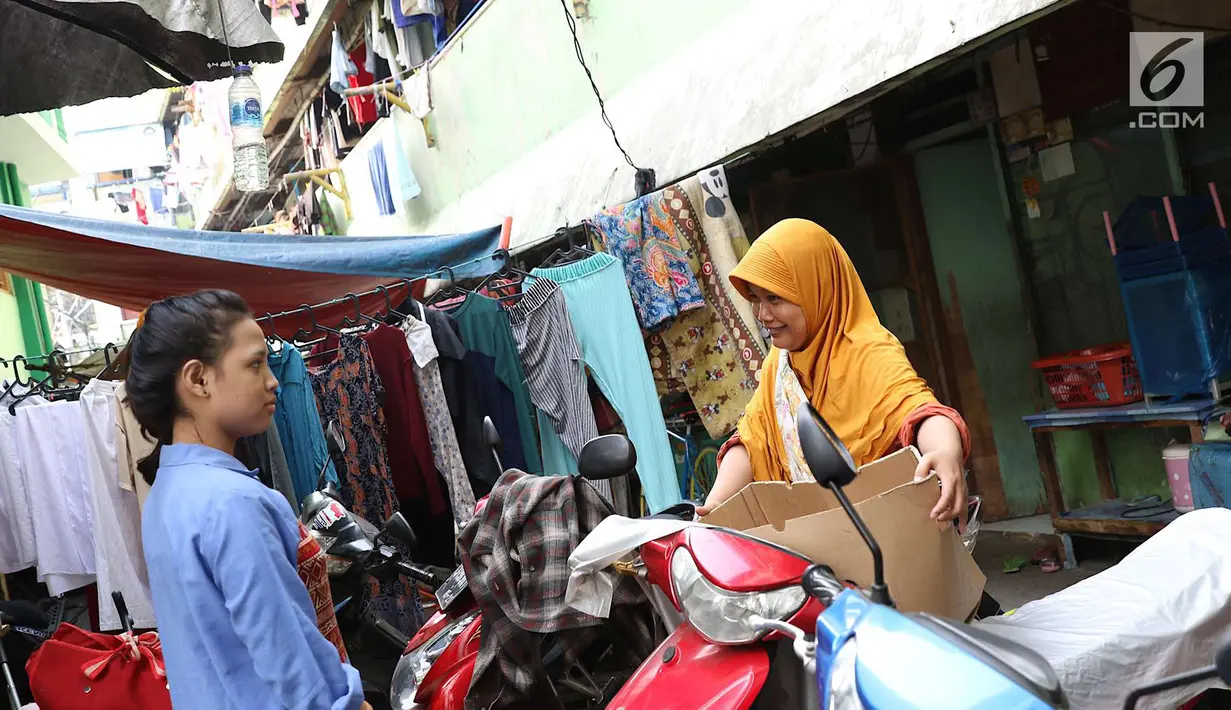Penghuni beraktivitas di Rumah Susun Karang Anyar, Sawah Besar, Jakarta, Selasa (14/8). Kenaikan tarif Rusun Karang Anyar menjadi perhatian dalam rapat bersama DPRD DKI Jakarta beberapa waktu lalu. (Liputan6.com/Immanuel Antonius)