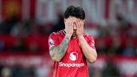 Pemain Manchester United, Lisandro Martinez, tampak kecewa setelah mendapat kartu merah saat melawan Leeds United pada pekan ke-32 Premier League 2025/2026 di Stadion Old Trafford, Selasa (14/4/2026). (AP Photo/Dave Thompson)